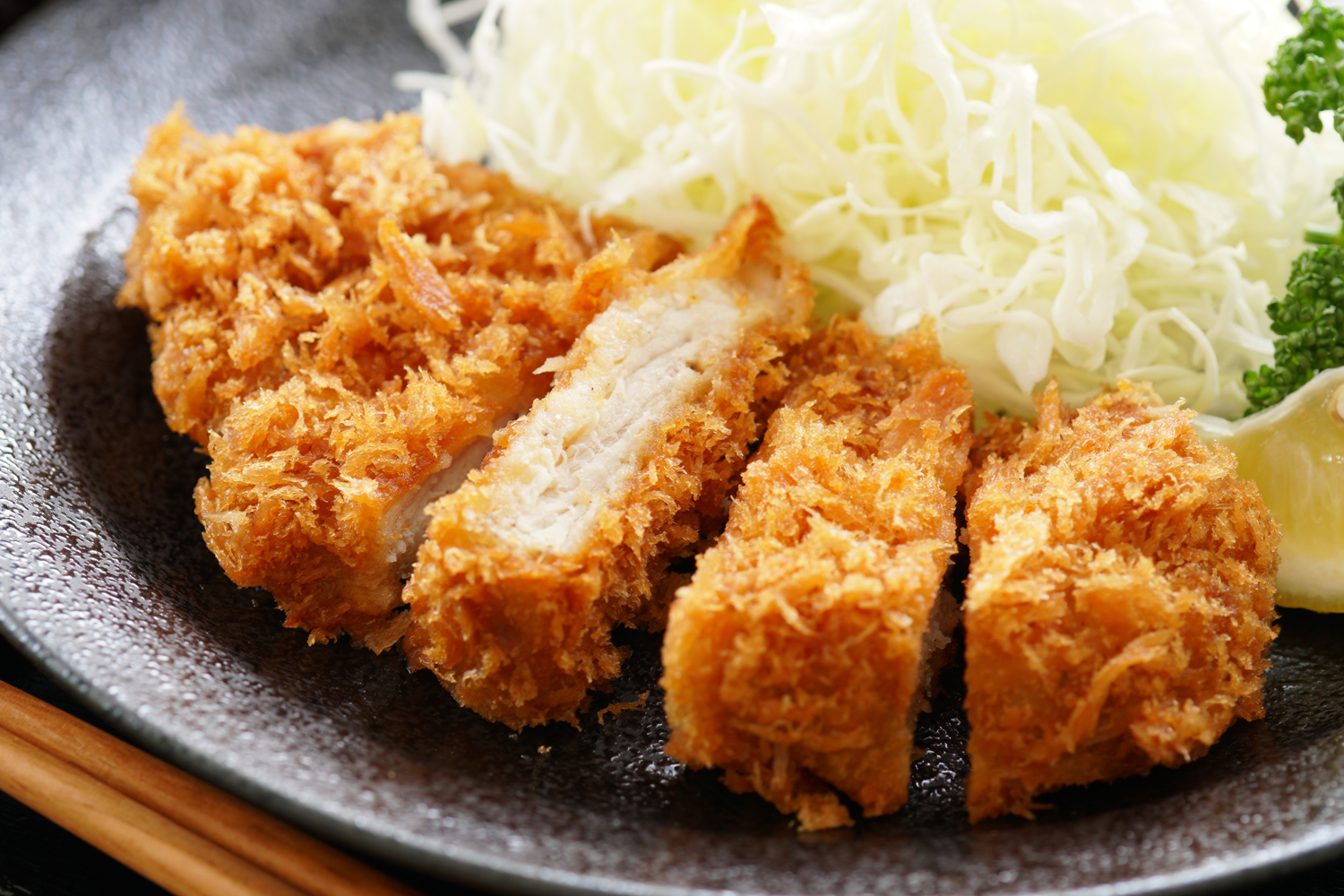揚げたてのとんかつ